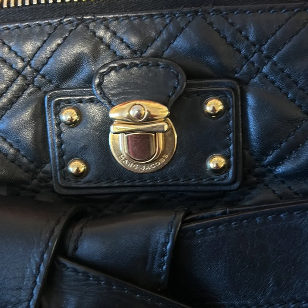 Black Marc Jacobs bag! Great shoulder bag with lots of room. A classic. - Picture 2 of 6